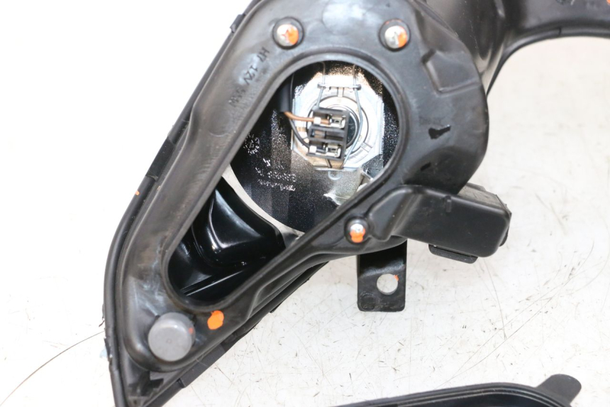 photo de FARO DELANTERO PIAGGIO MP3 HPE 300 (2019 - 2026) - Otra perspectiva