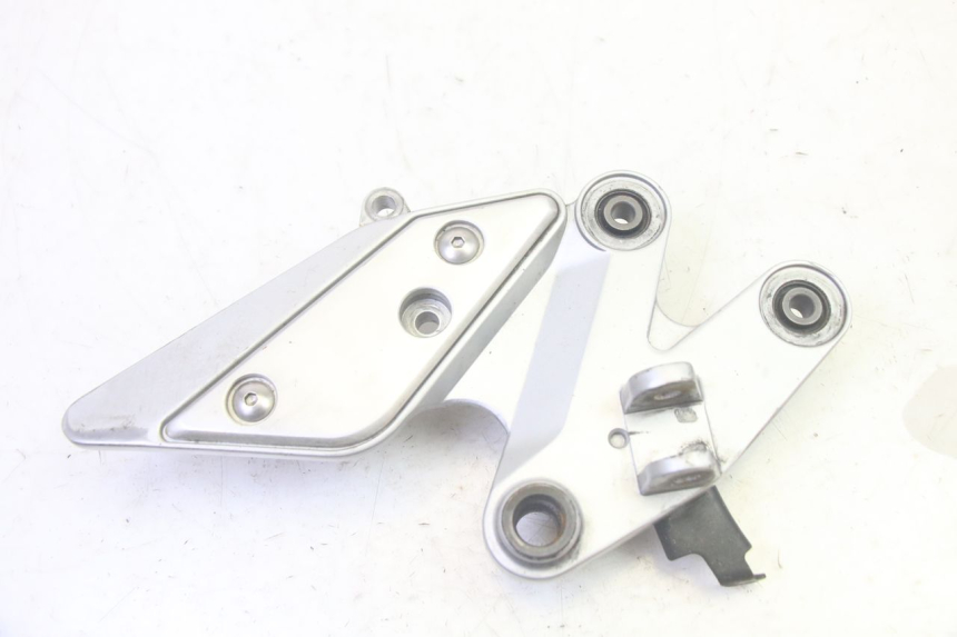 photo de SOPORTE ESTRIBERA TRASERA DERECHA YAMAHA FZ6 N FAZER 600 (2004 - 2006)