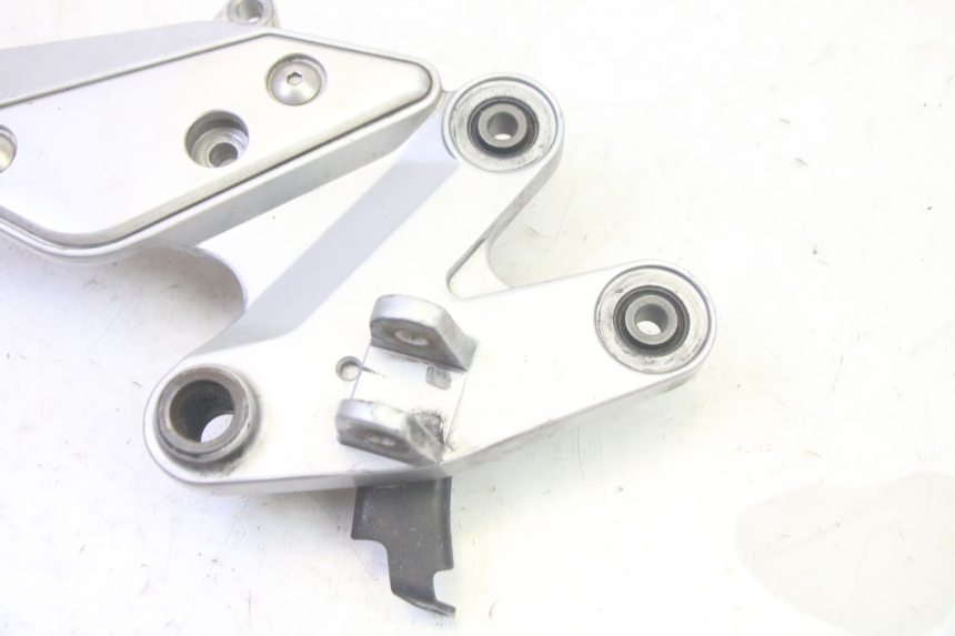 photo de SOPORTE ESTRIBERA TRASERA DERECHA YAMAHA FZ6 N FAZER 600 (2004 - 2006)