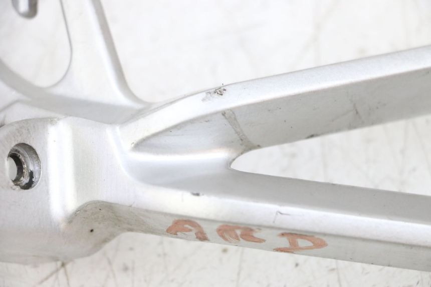 photo de SOPORTE ESTRIBERA TRASERA DERECHA SUZUKI GSXR GSX-R 1000 (2003 - 2004) - Detalle de la pieza