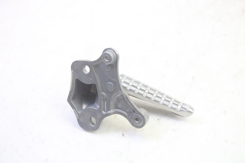 photo de SOPORTE ESTRIBERA TRASERA DERECHA YAMAHA TRICITY 300 (2020 - 2024) - Otra perspectiva