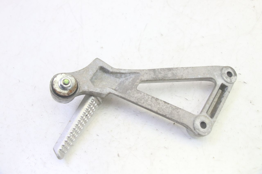 photo de PLATINA APOYA PIE TRASERO DERECHO DAELIM VJ ROADWIN FI 125 (2008 - 2017) - Vista general del producto