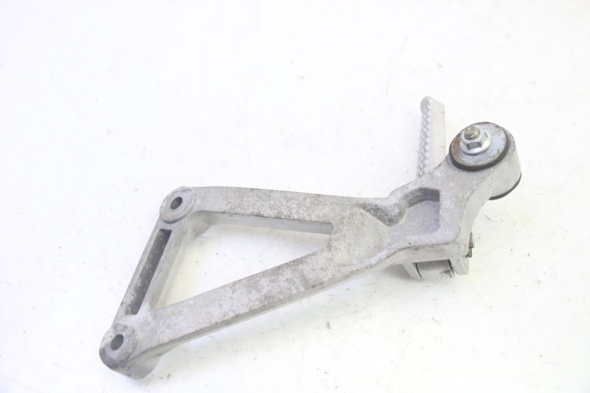 photo de PLATINA APOYA PIE TRASERO DERECHO DAELIM VJ ROADWIN FI 125 (2008 - 2017) - Detalles de los puntos de fijación