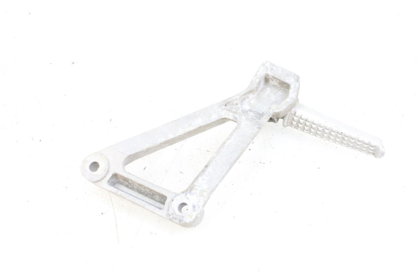 photo de PLACA DE APOYO DEL PIE TRASERO IZQUIERDO DAELIM VJ ROADWIN FI 125 (2008 - 2017) - Detalle de la pieza