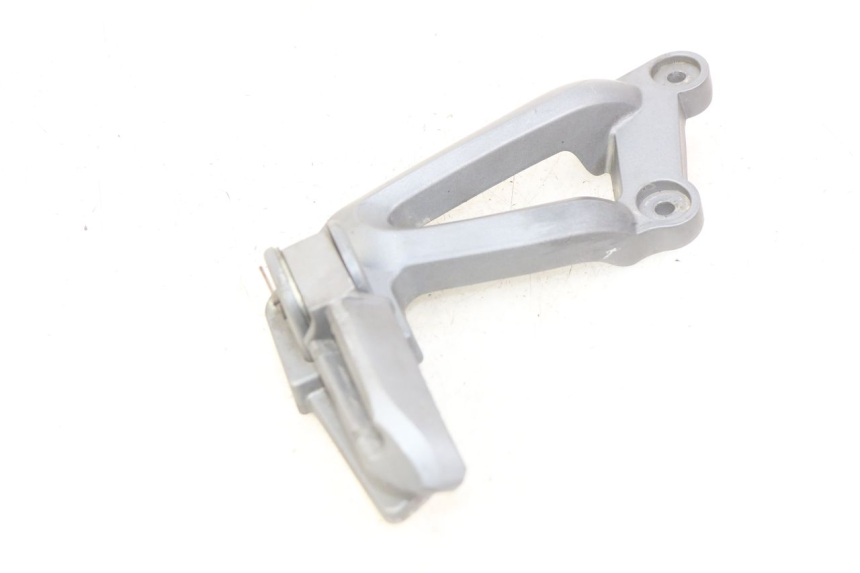 photo de PLATINA APOYA PIE TRASERO IZQUIERDO SYM WOLF SB 125 (2011 - 2018)