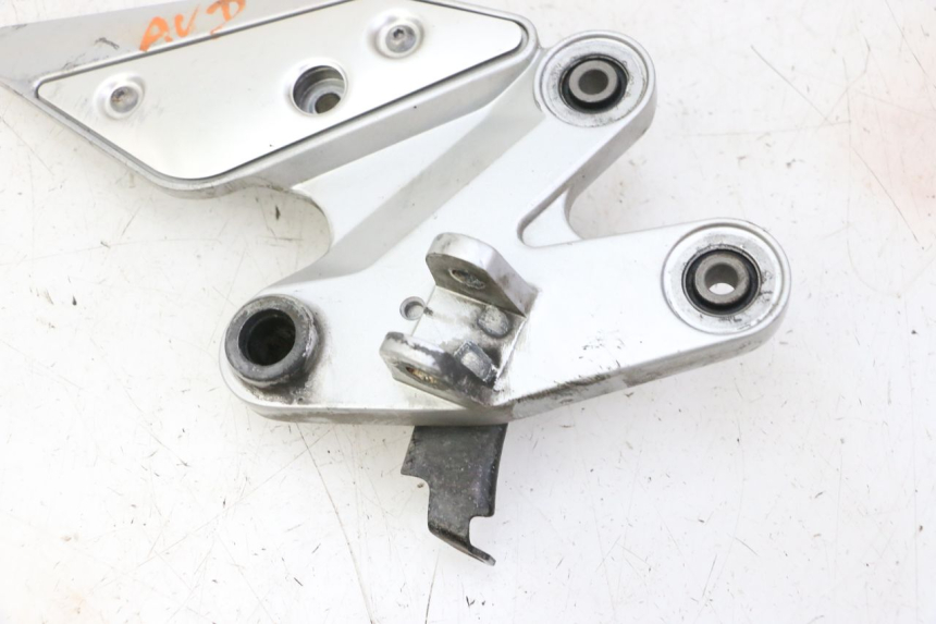 photo de SOPORTE ESTRIBERA DELANTERA DERECHA YAMAHA FZ6 FAZER S2 600 (2007 - 2011)