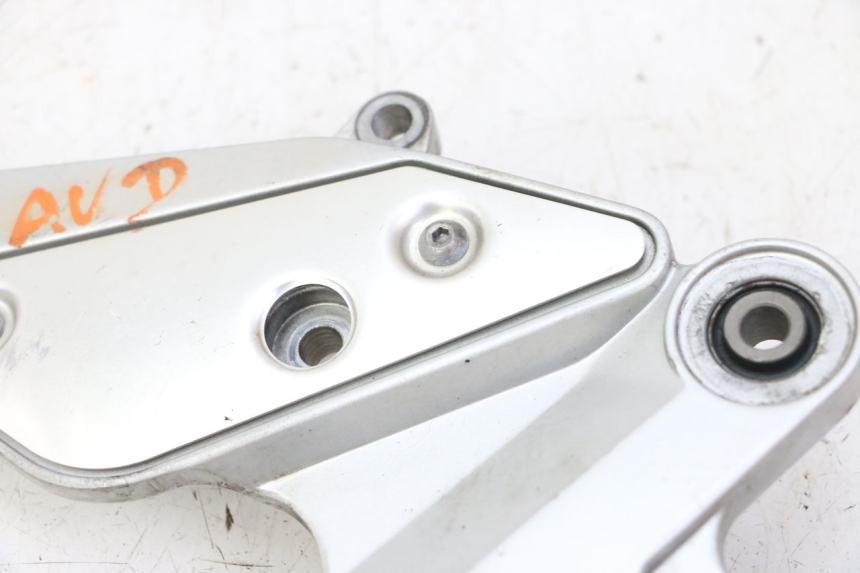 photo de SOPORTE ESTRIBERA DELANTERA DERECHA YAMAHA FZ6 FAZER S2 600 (2007 - 2011)