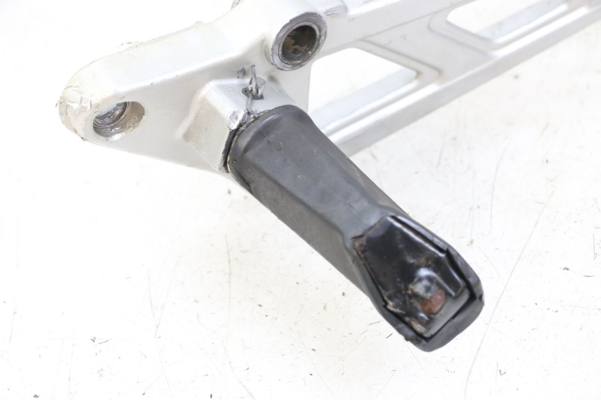 photo de SOPORTE ESTRIBERA DELANTERA DERECHA HYOSUNG GF 125 (2001 - 2005)