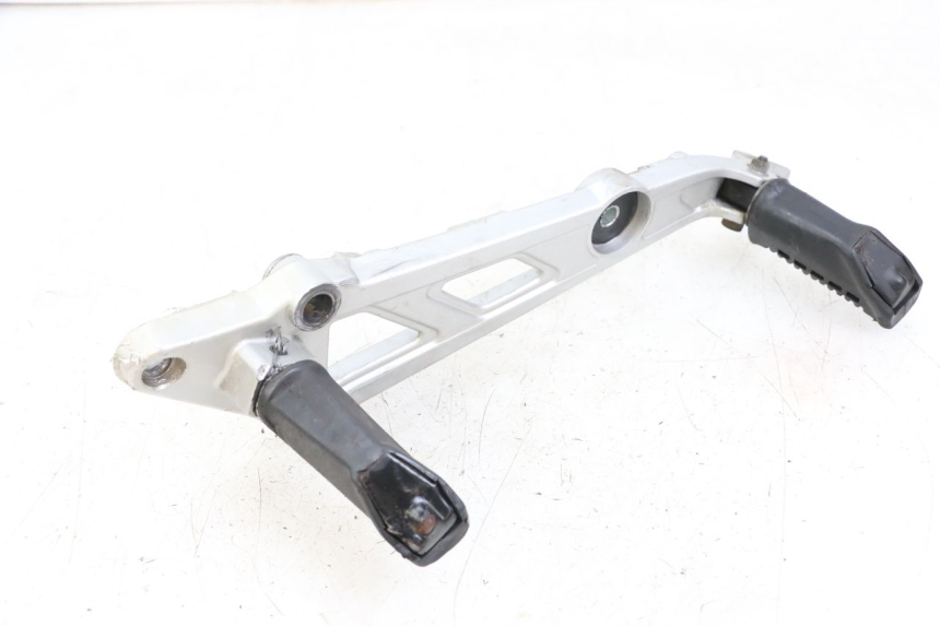 photo de SOPORTE ESTRIBERA DELANTERA DERECHA HYOSUNG GF 125 (2001 - 2005)