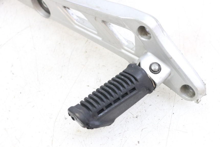 photo de SOPORTE ESTRIBERA DELANTERA DERECHA HYOSUNG GF 125 (2001 - 2005)