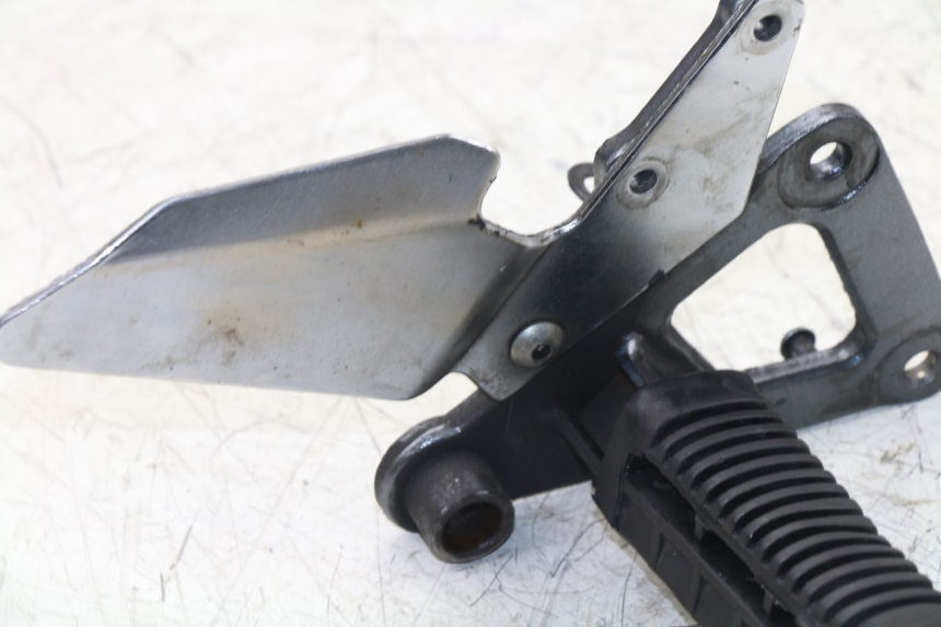 photo de SOPORTE ESTRIBERA DELANTERA DERECHA SUZUKI GS / GSE 500 (1990 - 2000)