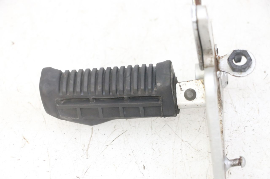 photo de SOPORTE ESTRIBERA DELANTERA DERECHA SUZUKI GS GSE 500 (2001 - 2003)