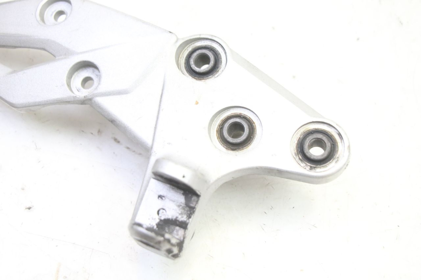 photo de SOPORTE ESTRIBERA DELANTERA DERECHA SUZUKI GSR 750 (2011 - 2017)