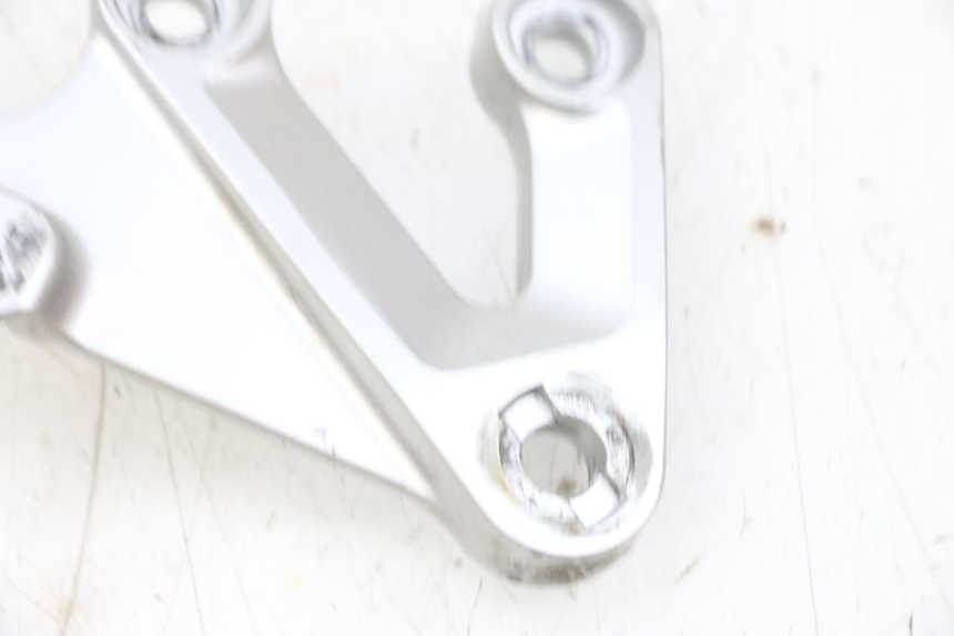 photo de SOPORTE ESTRIBERA DELANTERA DERECHA SUZUKI GSXR GSX-R 1000 (2003 - 2004) - Detalle de la pieza