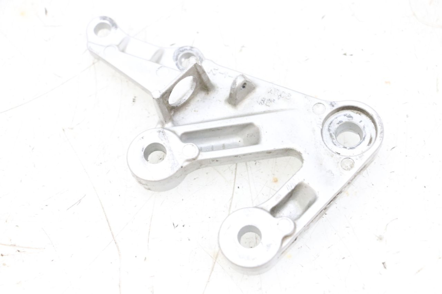 photo de SOPORTE ESTRIBERA DELANTERA DERECHA SUZUKI GSXR GSX-R 1000 (2003 - 2004) - Primer plano técnico