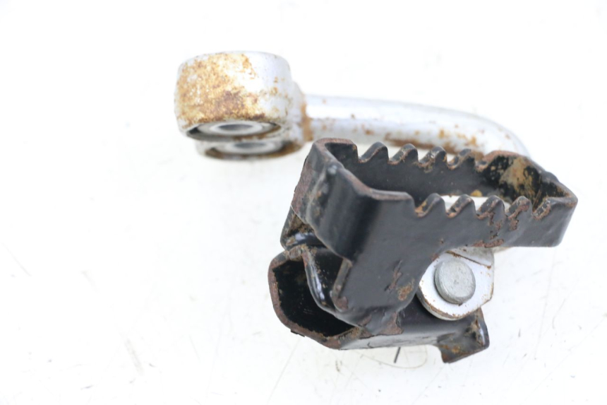 photo de PLATINA APOYA PIE DELANTERO DERECHO HYOSUNG XRX 125 (2000 - 2008)