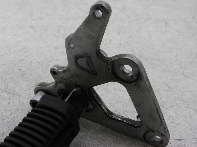 photo de SOPORTE ESTRIBERA DELANTERA DERECHA SUZUKI GS GSE 500 (2001 - 2003)