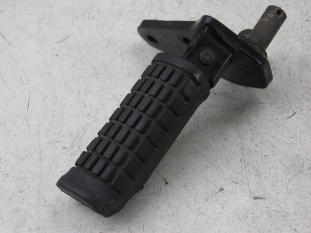 photo de SOPORTE ESTRIBERA DELANTERA DERECHA SUZUKI GZ MARAUDER 125 (1998 - 2004)