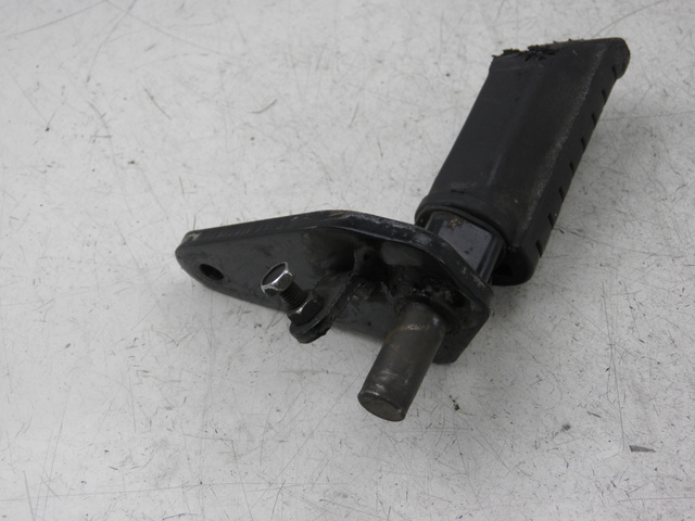 photo de SOPORTE ESTRIBERA DELANTERA DERECHA SUZUKI GZ MARAUDER 125 (1998 - 2004)