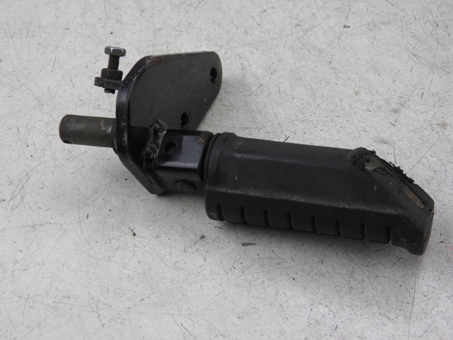 photo de SOPORTE ESTRIBERA DELANTERA DERECHA SUZUKI GZ MARAUDER 125 (1998 - 2004)