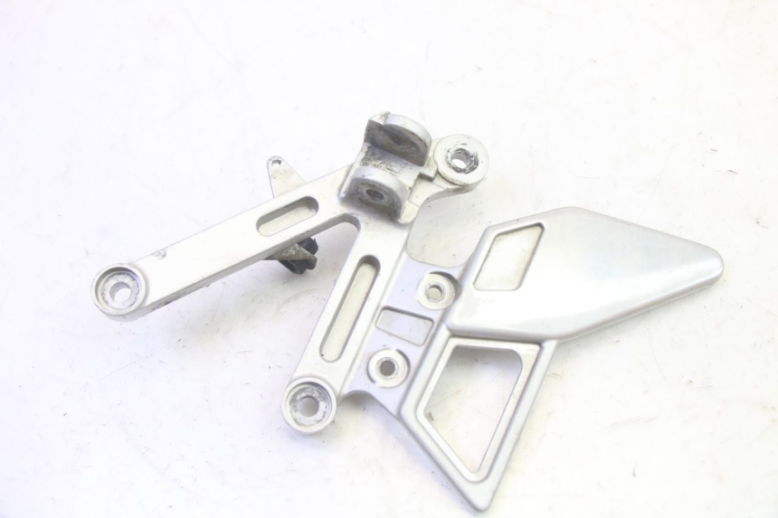 photo de SOPORTE ESTRIBERA DELANTERA DERECHA YAMAHA TZR 50 (2008 - 2016) - Detalle de la pieza