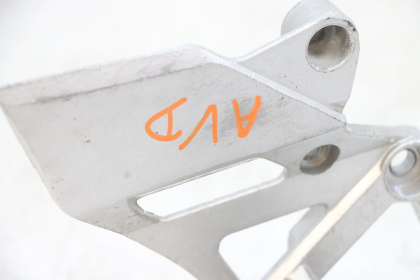 photo de SOPORTE ESTRIBERA DELANTERA DERECHA DAELIM VJ ROADWIN FI 125 (2008 - 2017) - Estado de la superficie y material