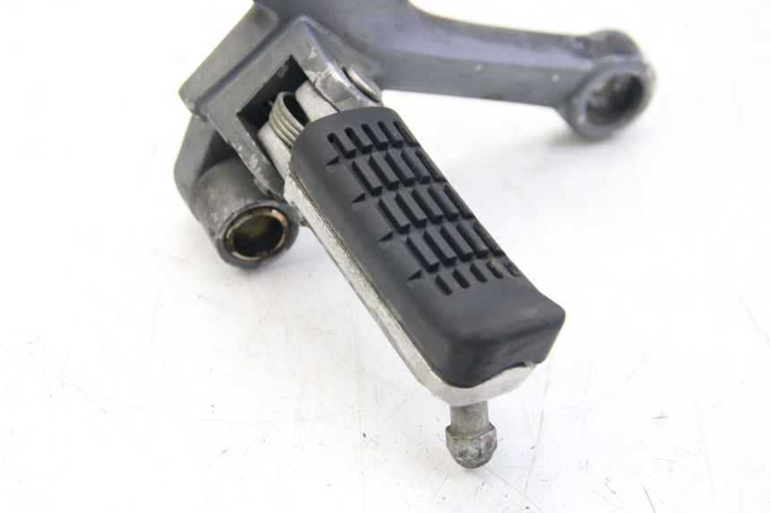 photo de SOPORTE ESTRIBERA DELANTERA DERECHA SYM WOLF SB 125 (2011 - 2018) - Otra perspectiva