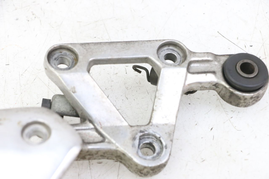 photo de PLATINA APOYA PIE DELANTERO DERECHO YAMAHA FZS FAZER 600 (2001 - 2003)