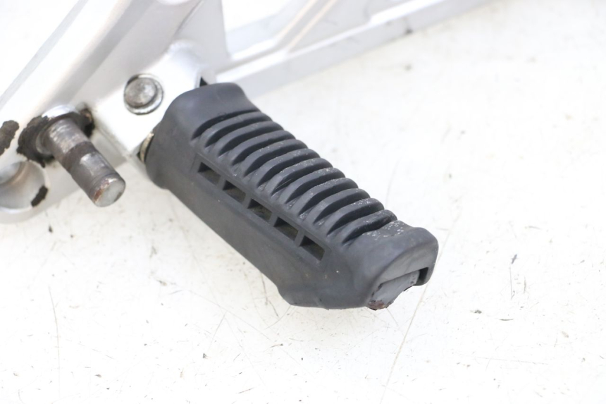 photo de SOPORTE ESTRIBERA DELANTERA IZQUIERDA HYOSUNG GF 125 (2001 - 2005)