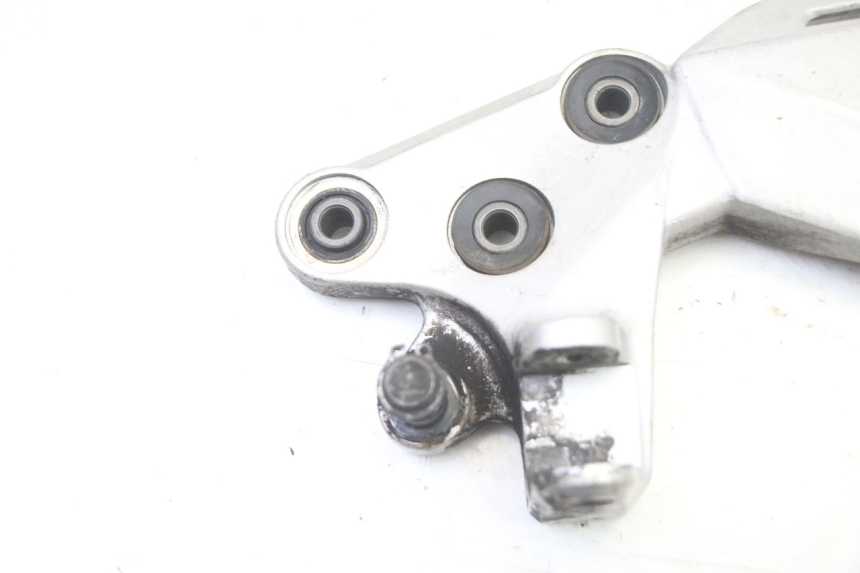 photo de SOPORTE ESTRIBERA DELANTERA IZQUIERDA SUZUKI GSR 750 (2011 - 2017)