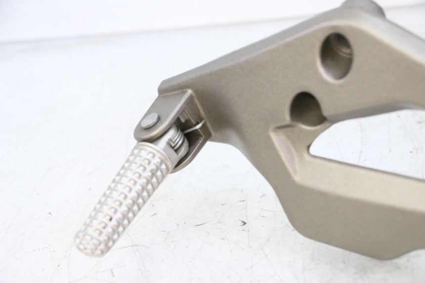 photo de SOPORTE ESTRIBERA DELANTERA IZQUIERDA KIDEN KD125-G 125 (2018 - 2022)