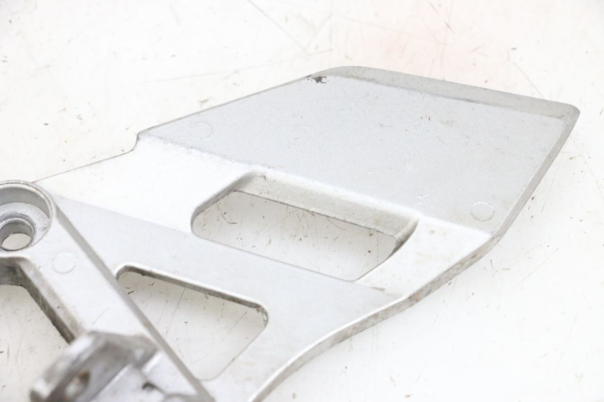 photo de PLATINA APOYA PIE DELANTERO IZQUIERDO DAELIM VJ ROADWIN FI 125 (2008 - 2017) - Zoom estado de uso