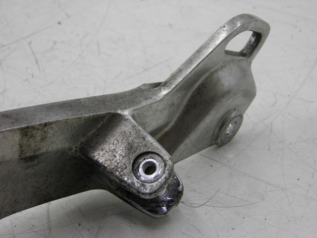 photo de SOPORTE ESTRIBERA DELANTERA IZQUIERDA YAMAHA TDM 900 (2004 - 2006) - Detalle de la pieza