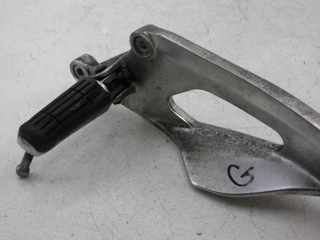 photo de SOPORTE ESTRIBERA DELANTERA IZQUIERDA YAMAHA TDM 900 (2004 - 2006) - Detalles de los puntos de fijación