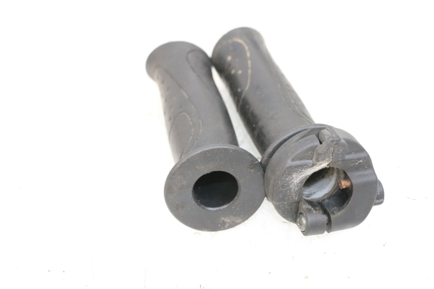 photo de PUñO DEL ACELERADOR SYM ORBIT III 3 4T 50 (2018 - 2021) - Detalles de los puntos de fijación