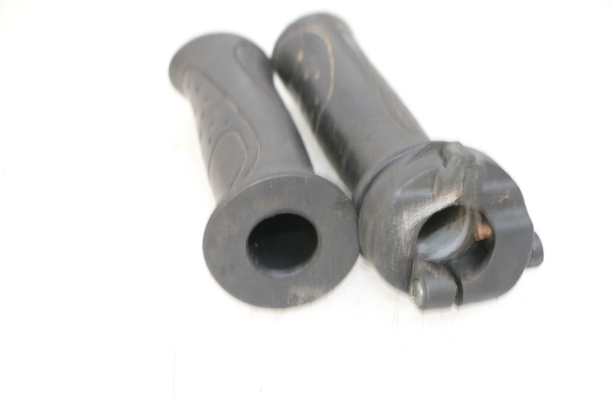 photo de PUñO DEL ACELERADOR SYM ORBIT III 3 4T 50 (2018 - 2021) - Estado de la superficie y material