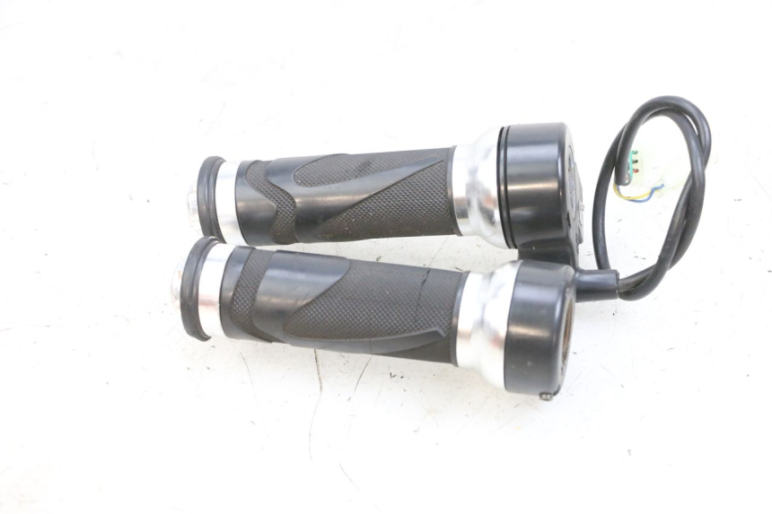 photo de ACELERADOR EFUN PUSA 1 - Detalles de los puntos de fijación