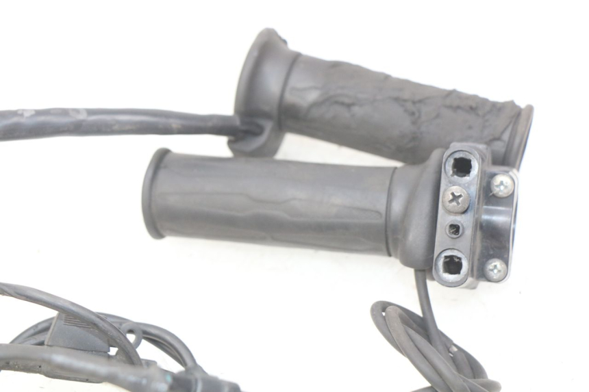 photo de PUñO DEL ACELERADOR SUZUKI SIXTEEN 125 (2008 - 2010)
