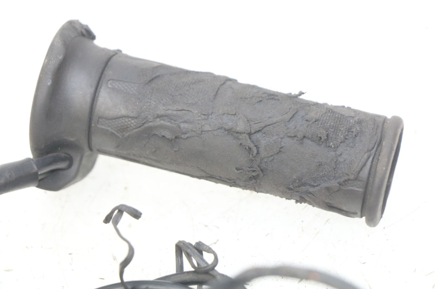 photo de PUñO DEL ACELERADOR SUZUKI SIXTEEN 125 (2008 - 2010)