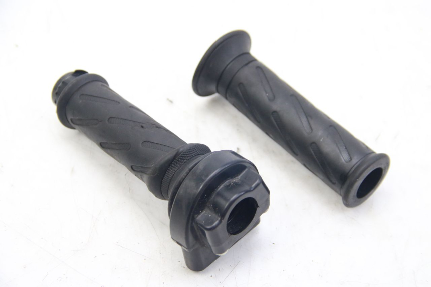 photo de PUñO DEL ACELERADOR SUZUKI SIXTEEN 125 (2008 - 2010)