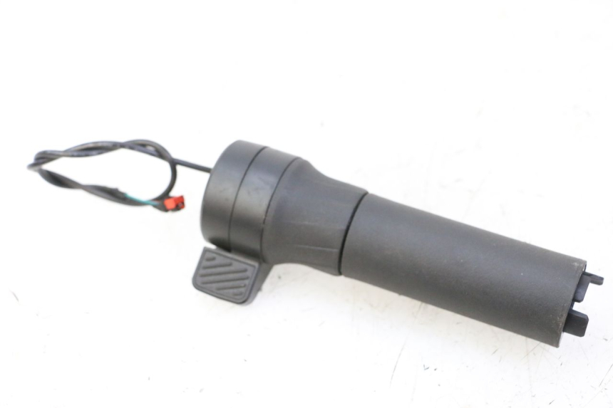 photo de ACELERADOR SEGWAY NINEBOT ZT3 PRO 1