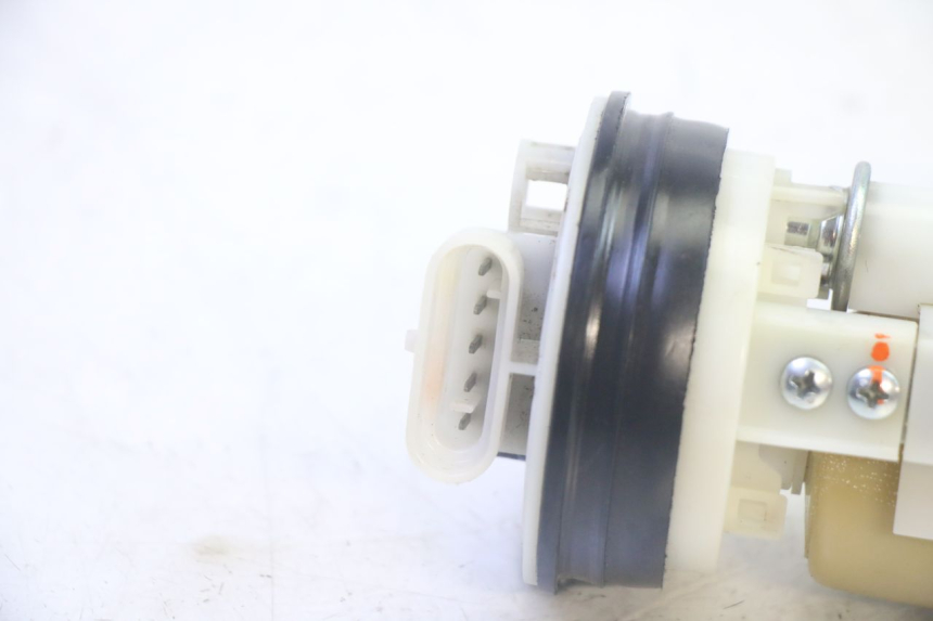 photo de BOMBA DE COMBUSTIBLE PIAGGIO MP3 LT 400 (2007 - 2012) - Primer plano técnico