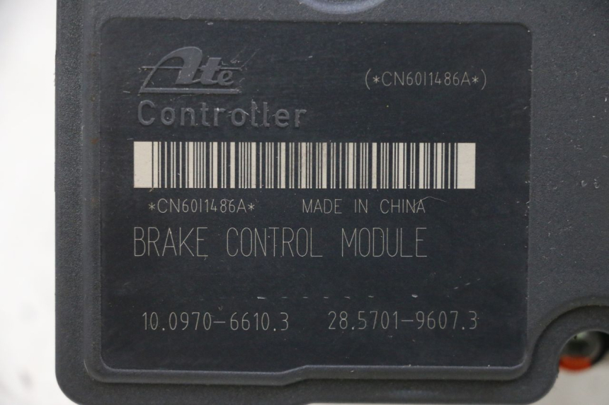 photo de BOMBA ABS PIAGGIO MP3 HPE 300 (2019 - 2026) - Primer plano técnico