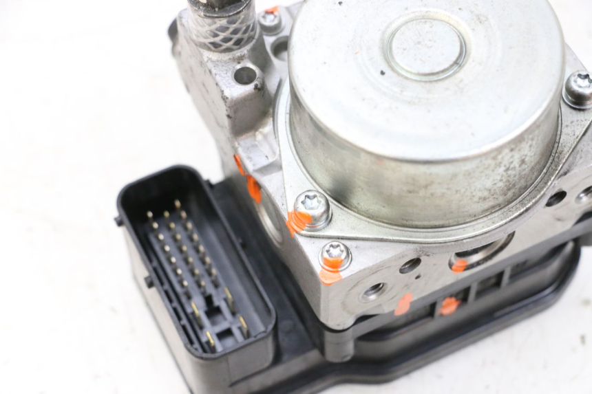 photo de BOMBA ABS PEUGEOT SATELIS 125 (2013 - 2018) - Detalles de los puntos de fijación