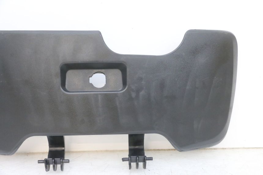 photo de PUERTA GUANTERA SYM GTS EVO 125 (2009 - 2013) - Detalles de los puntos de fijación