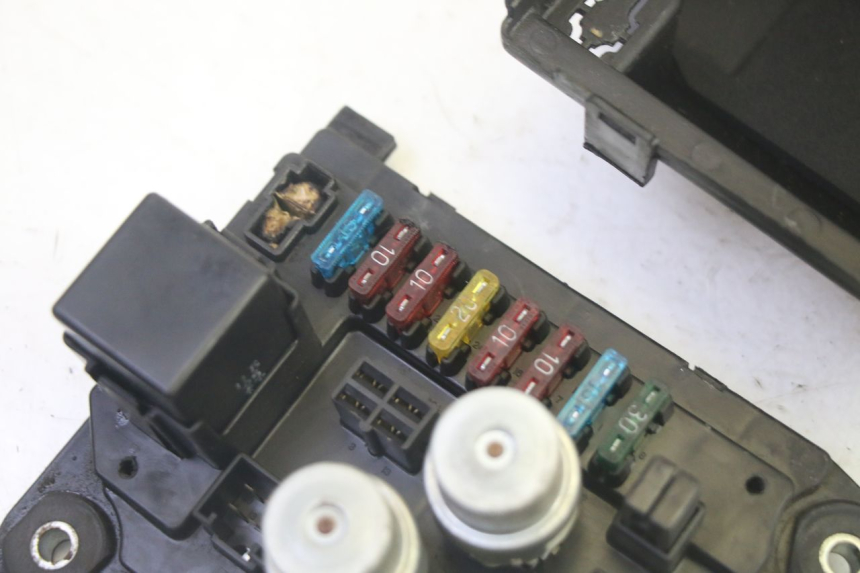 photo de CAJA FUSIBLES KAWASAKI GPZ RX 1000 (1986 - 1988) - Zoom estado de uso