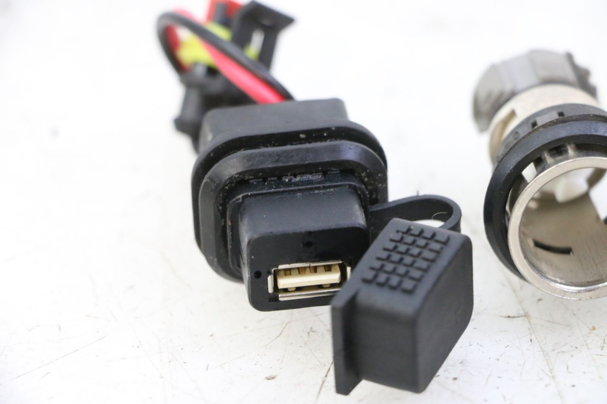 photo de TOMA MECHERO PIAGGIO MP3 500 (2014 - 2016)