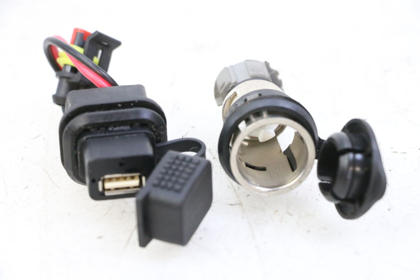 photo de TOMA MECHERO PIAGGIO MP3 500 (2014 - 2016)