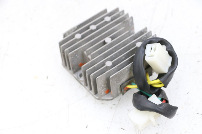 photo de REGULADOR DE CARGA KYMCO AGILITY 4T 50 (2018 - 2022) - Primer plano técnico