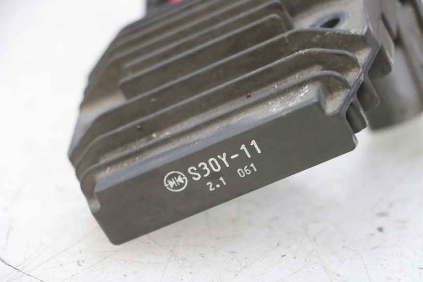 photo de REGULADOR DE CARGA YAMAHA FJR ABS 1300 (2006 - 2012) - Primer plano técnico